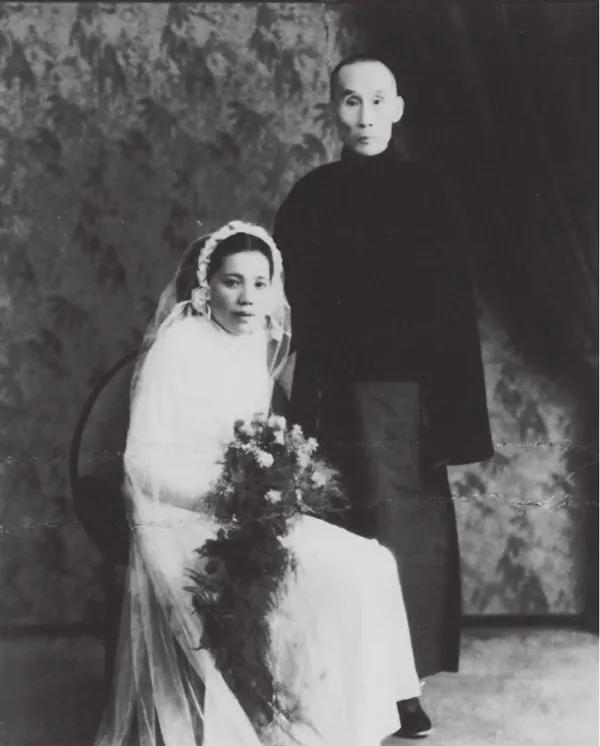 1932年，19岁学霸校花张晓芳，在母亲的强制下，嫁给52岁已婚富豪。她强忍泪水