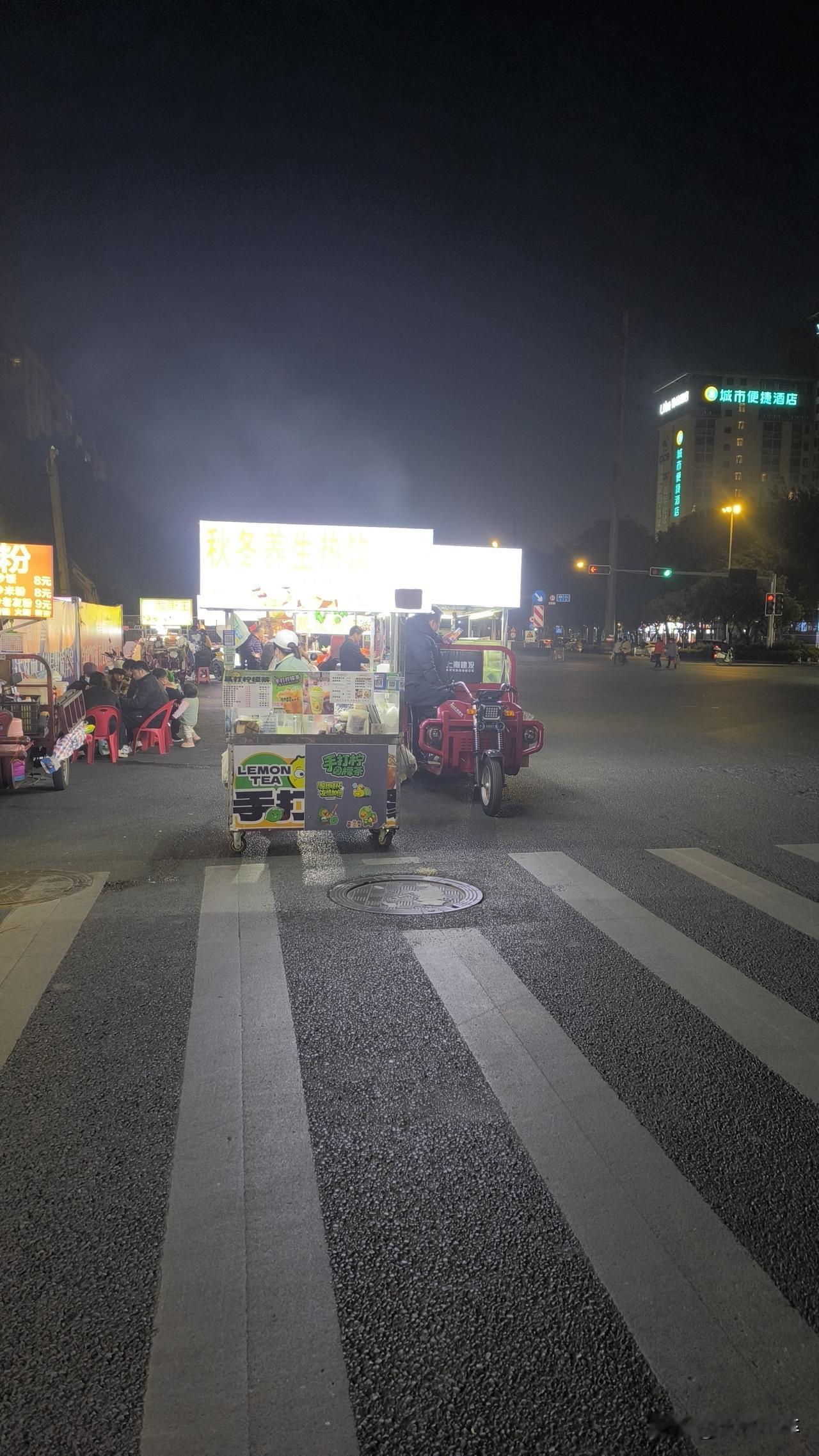 终于知道广西南宁为什么这么有烟火气息了，大家看，这小吃摊都摆在路边了，该不该管呢