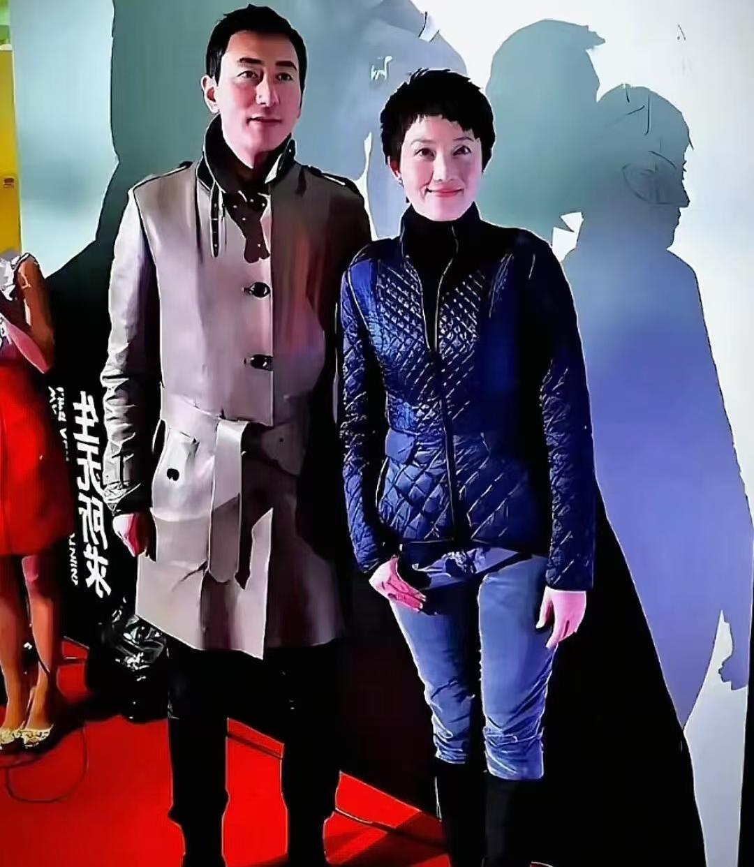央视新闻伉俪鲁健和郑天亮，堪称金童玉女。他们在台前总是光鲜亮丽，用专业和沉稳的形
