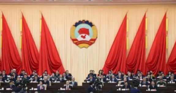 强烈建议马上召开的二会解决以下最严峻的民生问题：第一，农民养老的问题，已经到