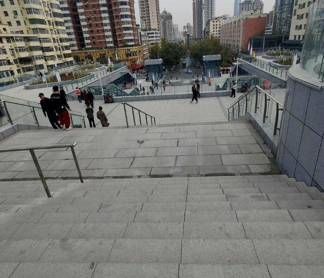 好家伙，五泉山新广场这楼梯，直接给逛了一辈子公园的老大爷干沉默了。就站在底下，