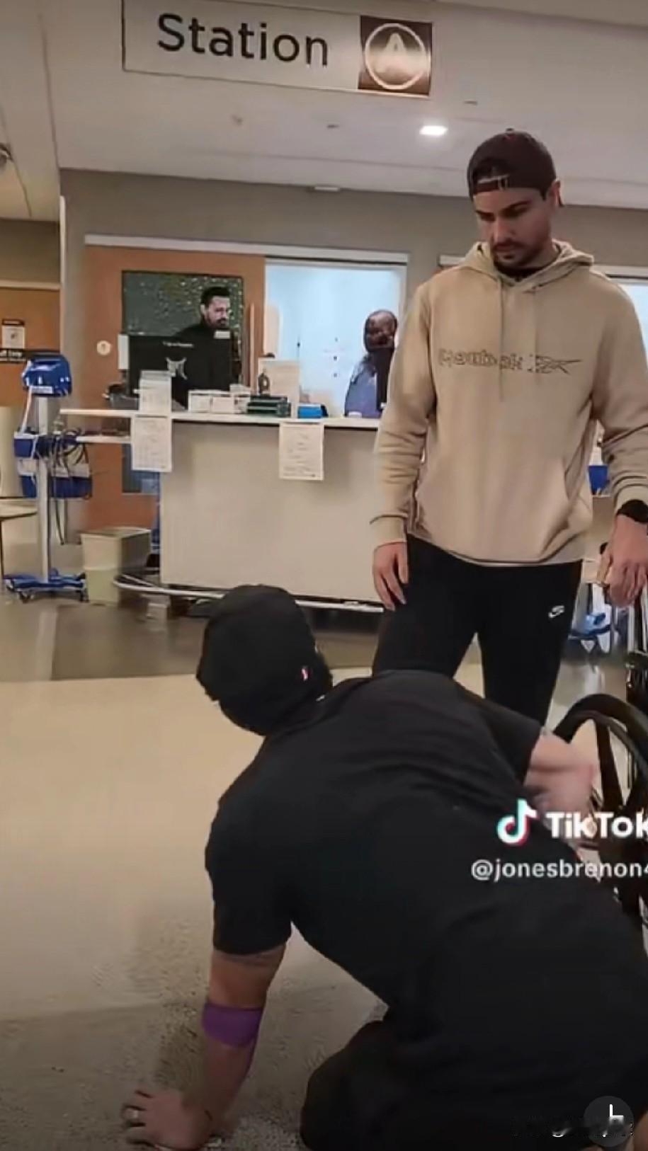 美国博主“jonesbrenon4”在社交媒体平台TikTok上发布一则自己因肾