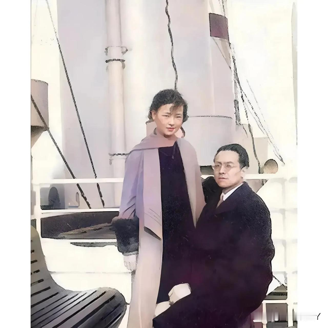 这张照片展现出了一对新婚夫妻1928年在欧洲度蜜月结束在回国游轮上的情景，这并非