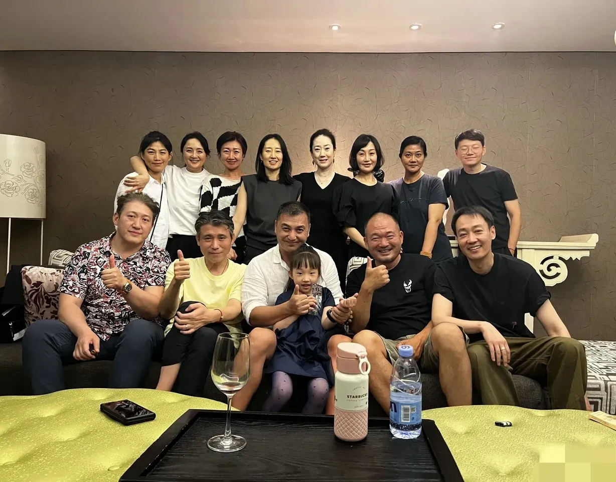 朱媛媛在中戏93级表演班的同学聚会中，展现出了良好的分寸感。她没有与男同学有