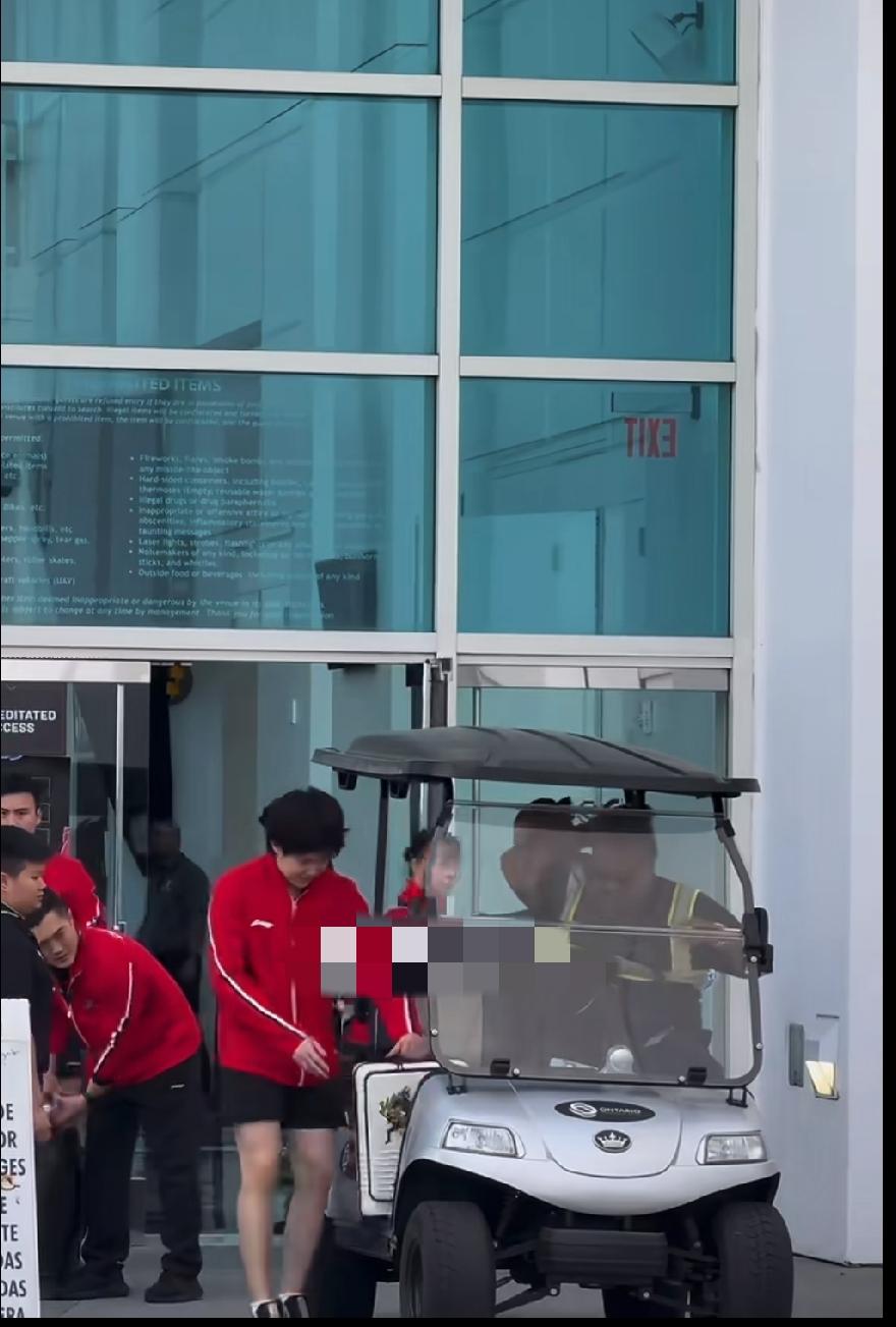之前看见莎莎坐这个代步小车，今天终于给大头安排上啦！看王楚钦坐在车上笑得多