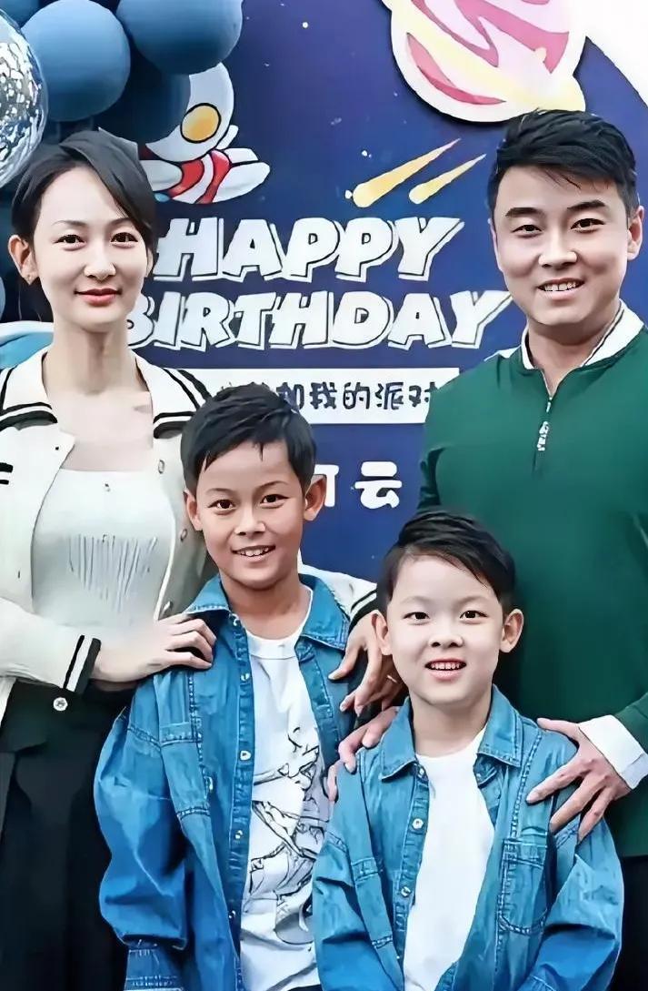 大儿子长得帅，为啥小儿子比大儿子还耐看，是不是皮肤白的原因，老人古语说，一白遮百