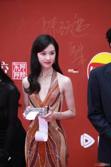 陈都灵美背露背礼裙中蕴含的设计理念，正是希望能够通过肢体语言展现优雅与女性的力