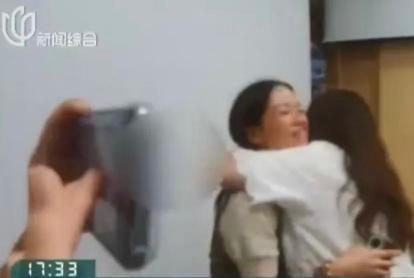 “有钱就是任性。”9月上海一女子在高铁站上厕所时，突然发现厕所隔间挂着一个袋子，