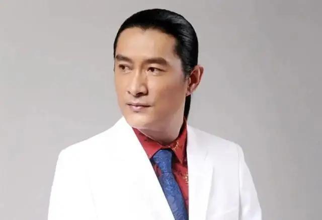 1992年黄安妻子邱惠美吃火锅时，被意外炸伤，半边脸几近毁容，望着病床上的妻子，