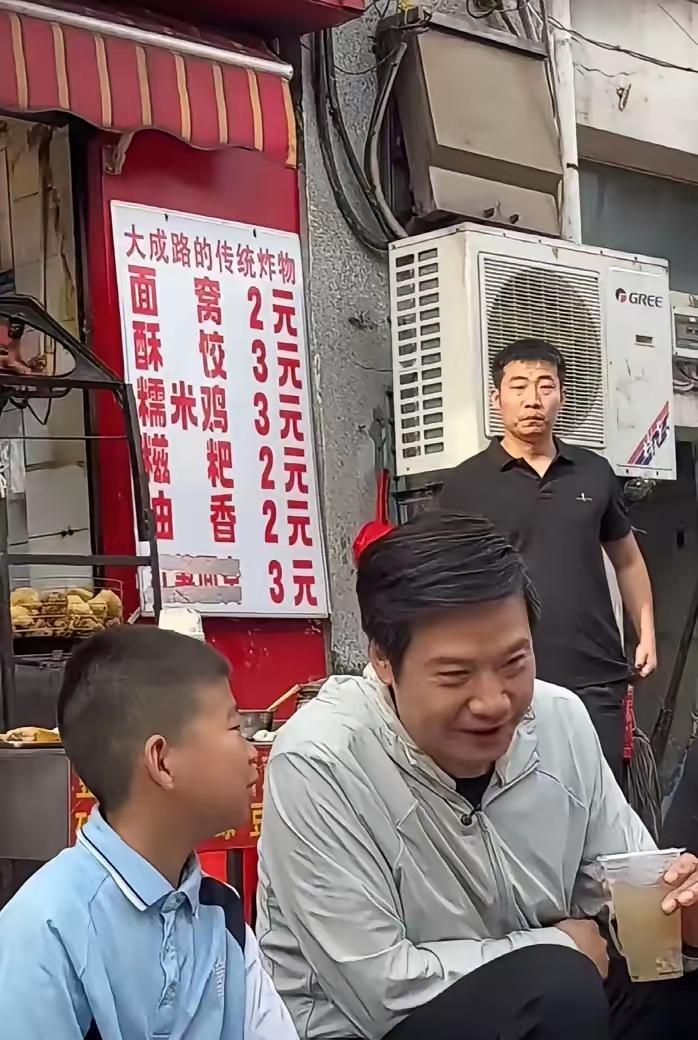 我怀疑过雷总是随便找家小店吃碗面也怀疑过雷总就是想秀一下接地气万万没想到，他