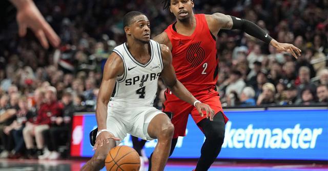 马刺赢了开拓者，暂以2-1领先，马刺队内的老将福克斯其实没啥用，防守太差，开拓者