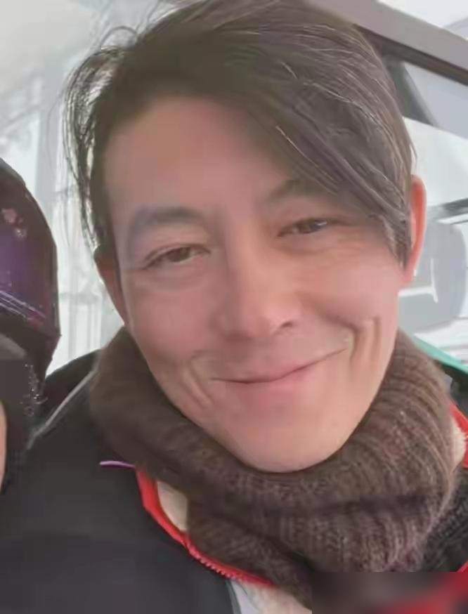 陈冠希在日本滑雪被偶遇，素颜生图满脸褶子，网友炸了。评论区清一色赵本山分山，他自己倒好，直播里来一句