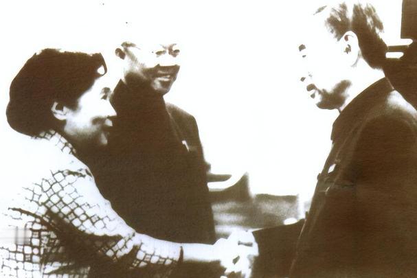她帮美国造出原子弹，37年后回国，见到周总理开口第一句话是："我找不到父母的坟了