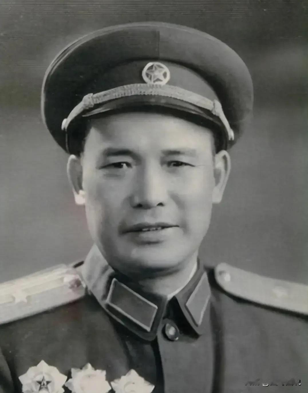 他曾是国军排长，带领一个排投奔红军，三年多的时间就升为师长，但在1955年授衔时