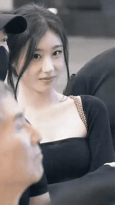 小姐姐不算十分漂亮，但是看着很舒服。