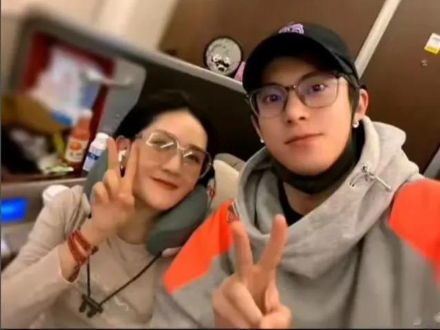 冤家路窄！谢娜王鹤棣高铁偶遇，疑求取消斗舞约定？11月9日上午，一则横跨重庆
