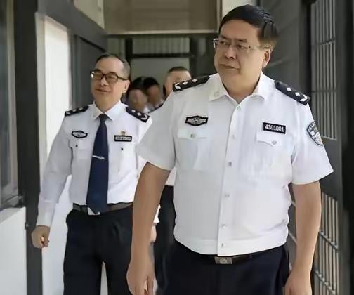 ​湖南监狱系统的一把手，钟艺兵，落马了。正常来说，这个位置上的人应该更懂得，违