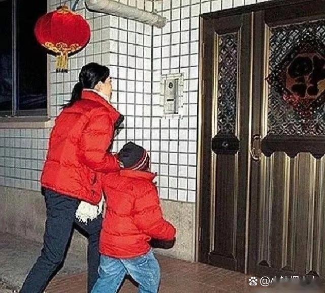 王菲和小时候的窦靖童一起走亲戚，母女俩同款衣服，那时候的窦靖童好像个假小子。