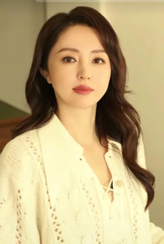 董璇二婚嫁小8岁张维伊，从争议不断到全网送祝福，藏啥真相呢？张维伊戴着婚戒给