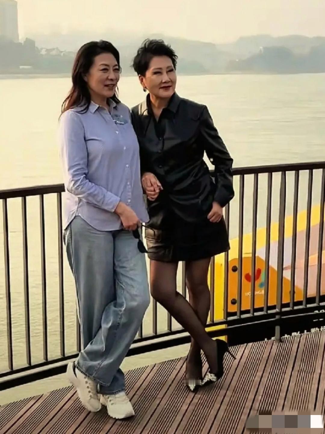 没想到张凯丽与岳红居然是同龄人，可一身黑衣黑袜，化着浓妆的张凯丽看上去眉膀眼肿，