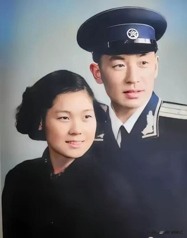 这张珍贵的照片中是一对年轻的伉俪，那是1956年12月，照片中年轻的军官只有27