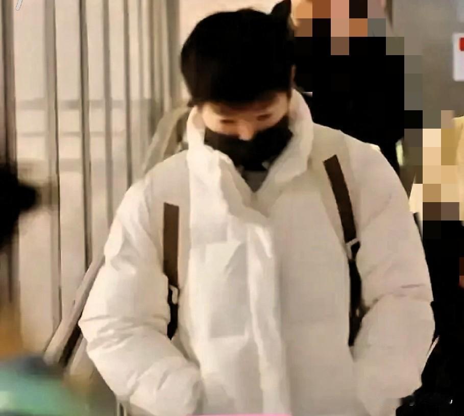 我们宝贝莎莎的爸妈今天凌晨四点赶到北京，连外套都没扣好，看来是匆匆忙忙，连路程有