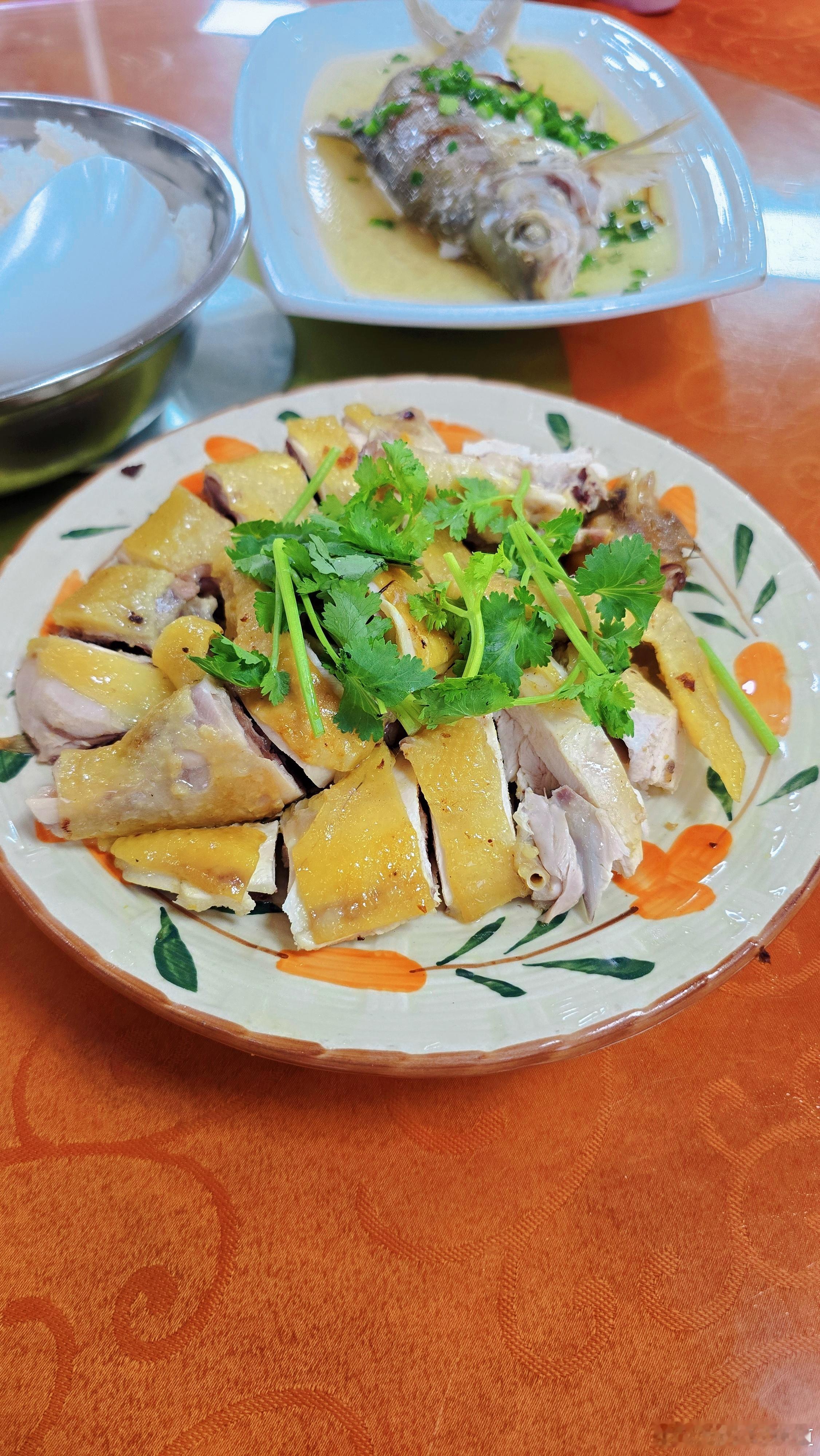 回来大广东啦，肇庆一下高速，赶紧找饭吃，还是广东菜更符合我们的口味[笑着哭]。