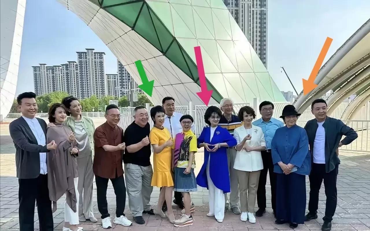 央视主持人少见的合影，其中大部分人退休，个别人离职，这个时候聚在一起也不容易。