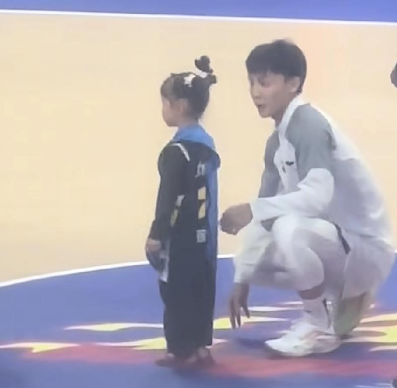 宏远球迷见面会弄巧成拙，小女孩被徐杰陪玩，全队陪护她扣篮不是说不能这样，而是
