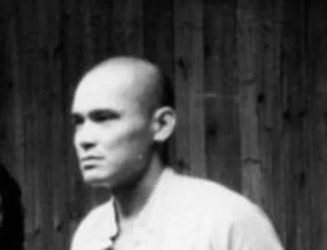 1965年，两个农民到山上干活，突然发现不远处的岩石上坐着一男一女，两人大惊：“