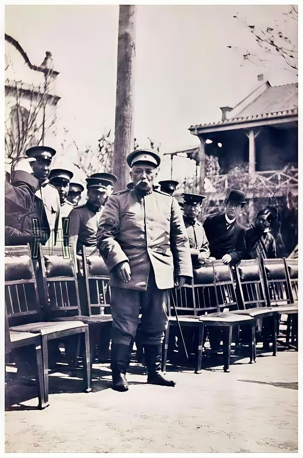 1916年袁世凯猝死于居仁堂，法国大夫见他全身浮肿惊呆了，这明明是每日10几个鸡