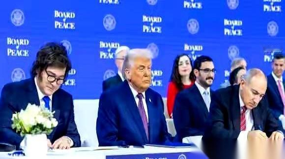 特朗普在达沃斯，想攒个局，导演一出世界级大戏。他设想的“和平委员会”，号称能拉