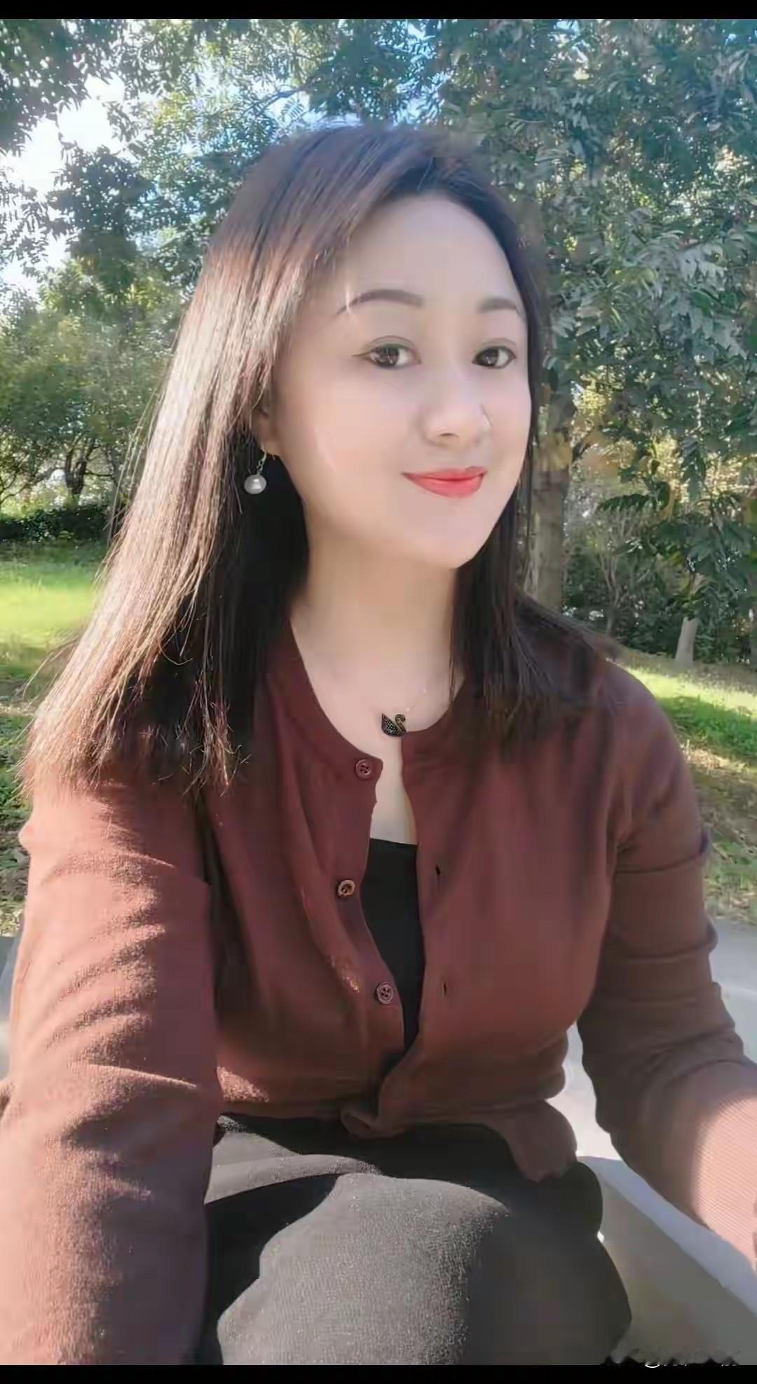 阳光下的微笑，自然与自信的完美结合。