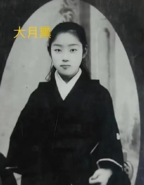 这是孙中山先生的日本妻子，名字叫大月熏，当时才15岁，您看长得漂亮吗？  