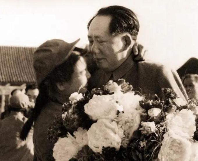 她是唯一敢当众抱住毛主席的女人，全军135万人只有154人获一等功，她是唯一的女