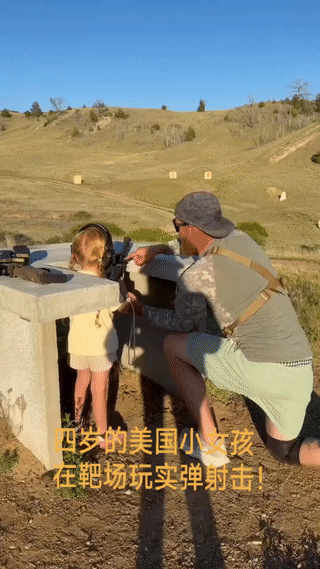 美国一位爸爸正带着他4岁的小女儿在野外靶场练习实弹射击。这要是在国内简直是难以