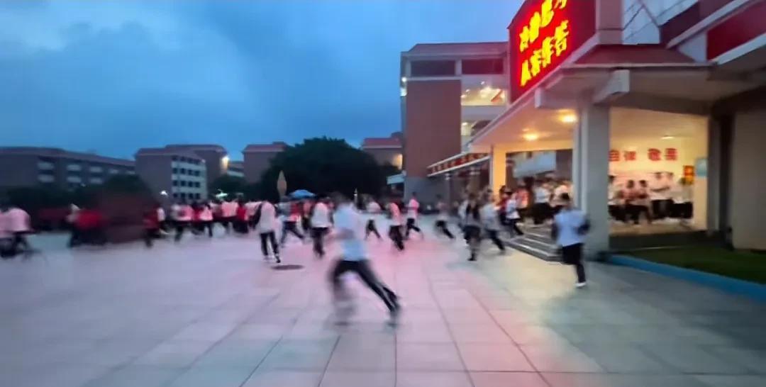 今天晚上7点台湾台东5.8级地震，福建震感明显。其中莆田一家学校迅速组织学生疏散