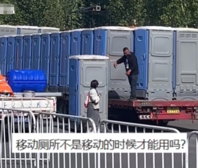 “上了个厕所天塌了！”5月11日，河北，一女孩因为突然身体不舒服想上厕所，发现旁