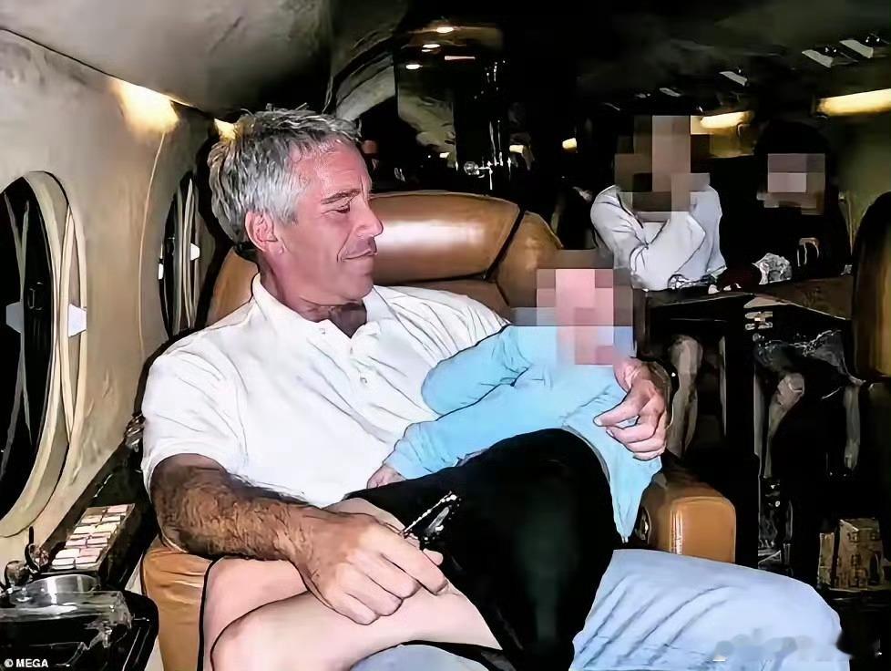 爱泼斯坦案穿水手服跪地女孩未成年爱泼斯坦案直接扒掉了西方权贵的底裤！这个案子越挖