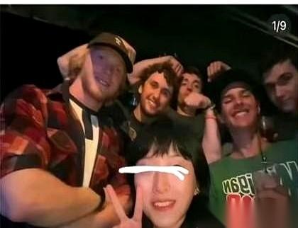 有个在美国留学的姑娘，自己发了条动态，直接把评论区给炸了。她没炫耀名牌包，也没