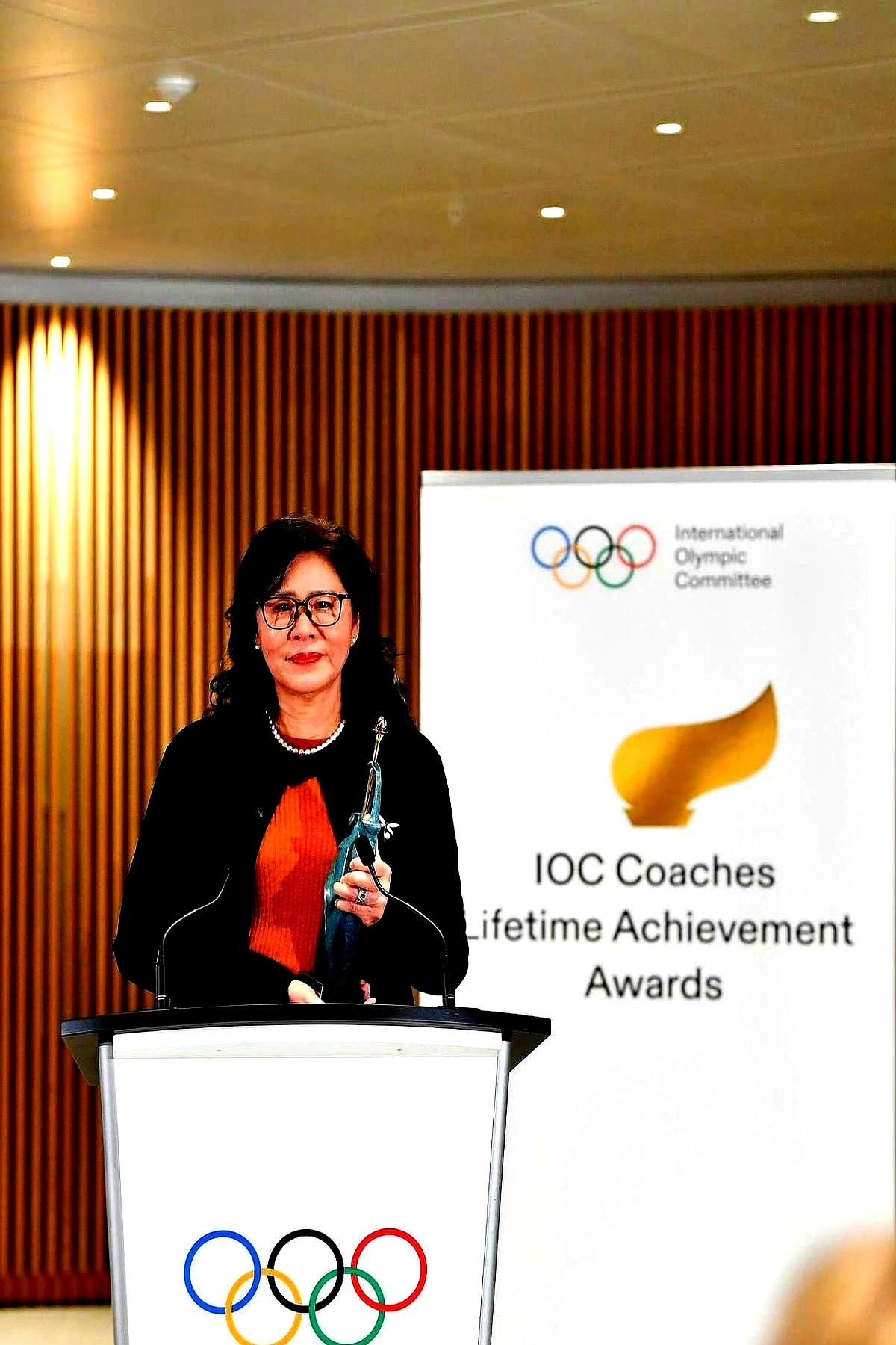 郎平获奖了，女排队员里只有朱婷、惠若琪公开送了祝福，其他人没动静。有人就