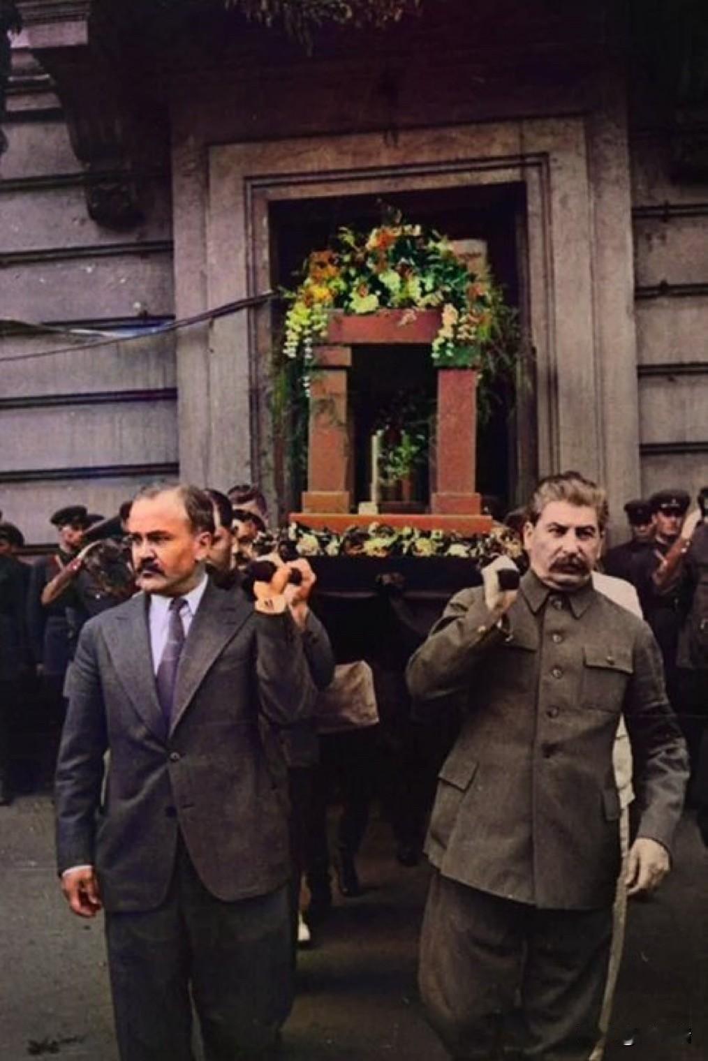 1936年6月20日，苏联最高领导人斯大林在莫斯科红场亲自为无产阶级文学奠基人马