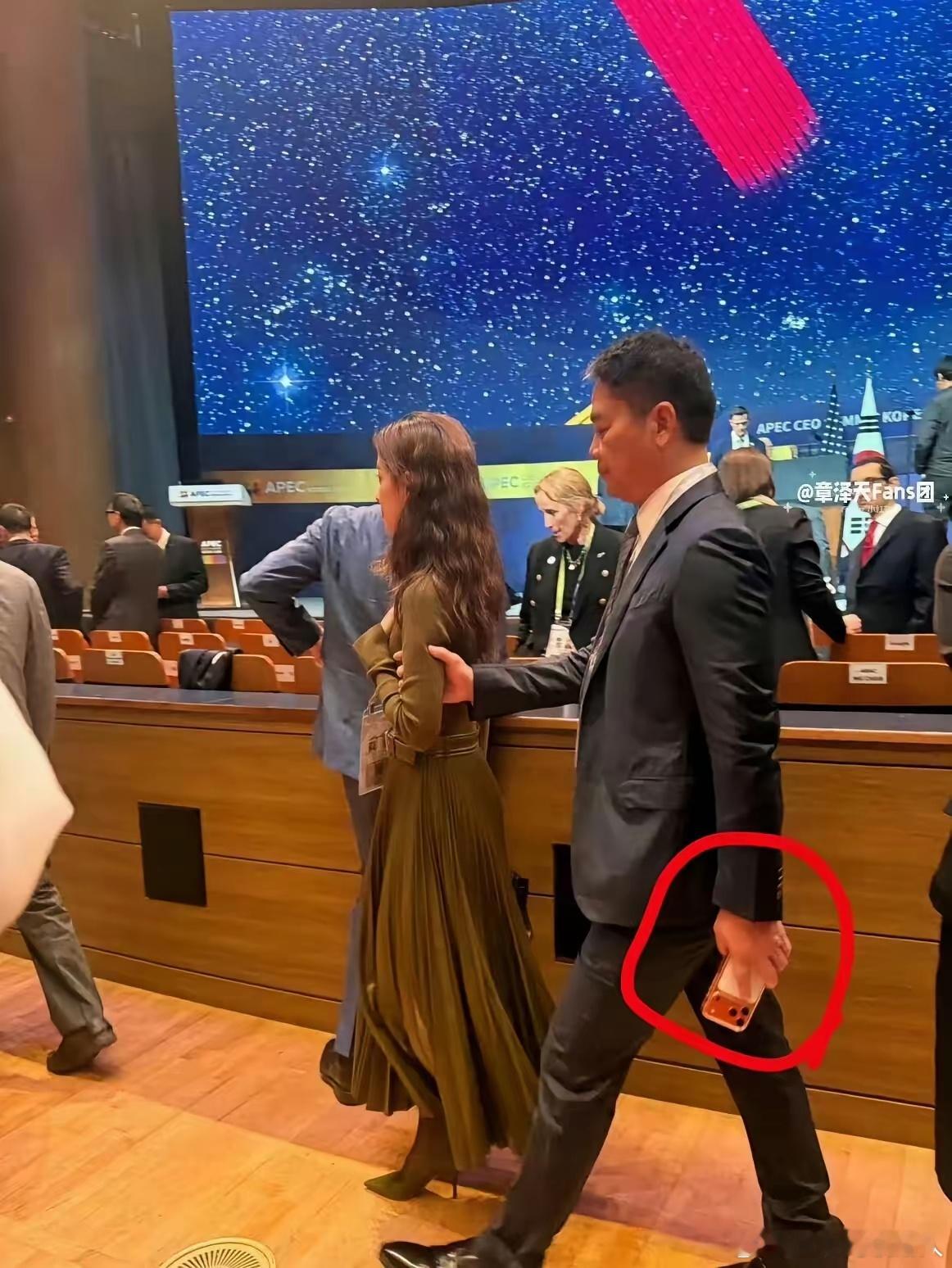 有没发现?刘强东手里拿的是苹果手机还是苹果最新款,最具辨识度的颜色。有意思的是,