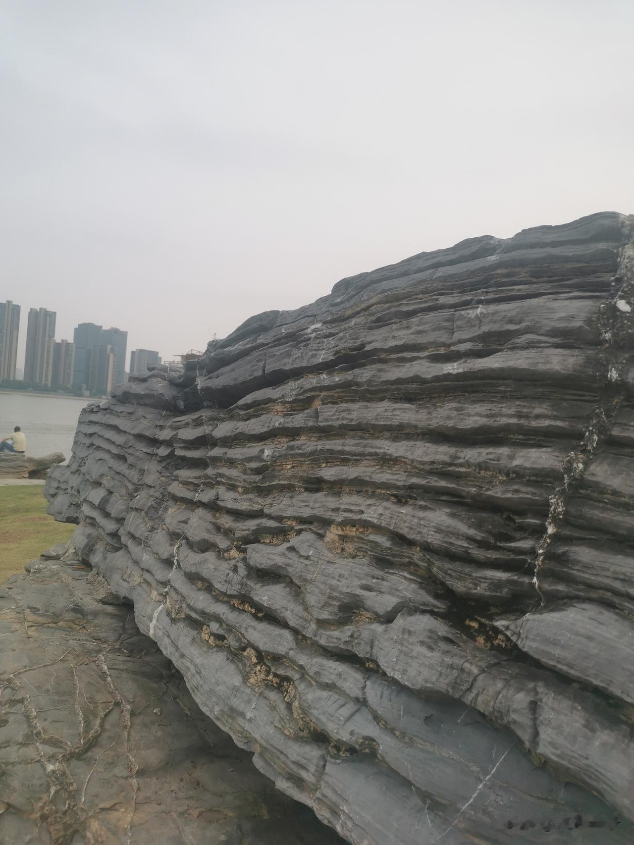 长江边从哪拖来的整块巨石，一层一层的怎么形成的？仅仅是外表吗？风化？水刷？