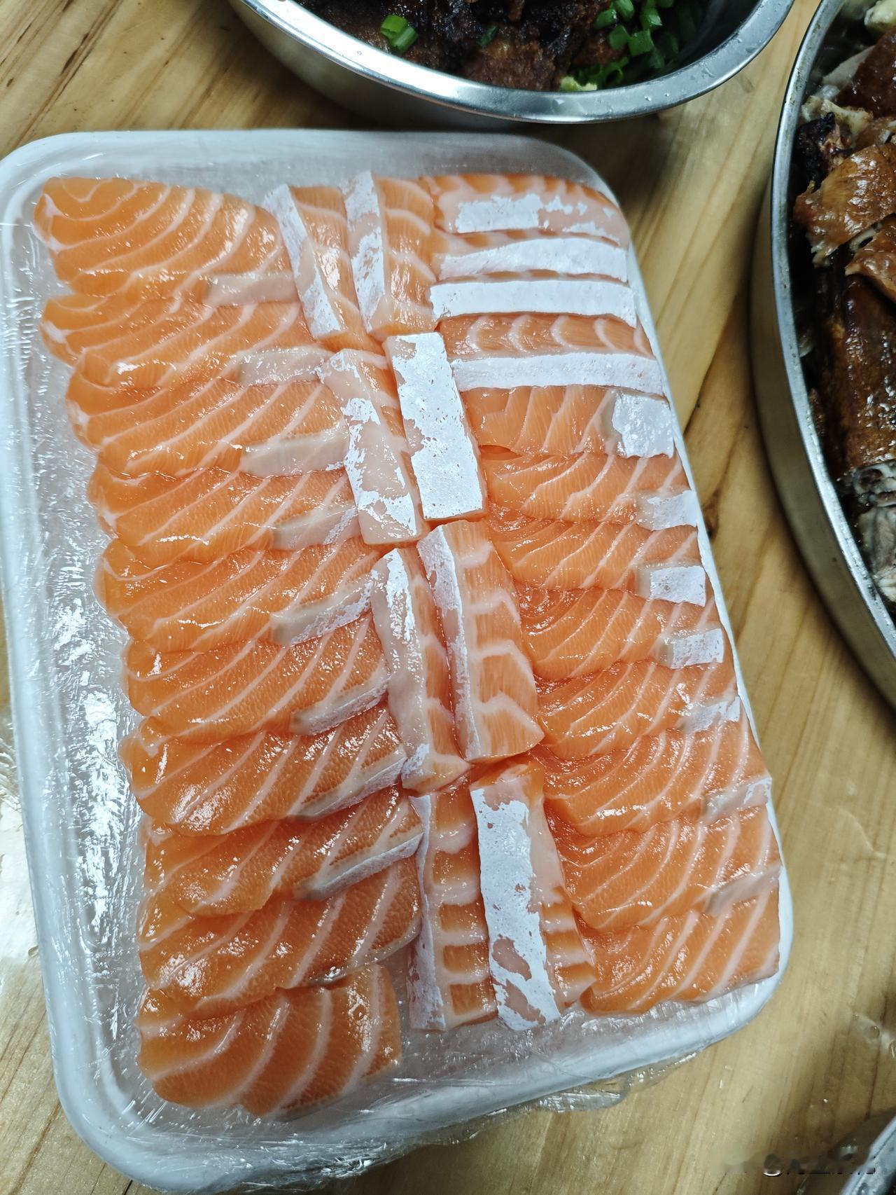 说来不怕你们笑话，四十多岁的人还从来没有吃过鱼生，三文鱼生更不敢想了。鱼生，我