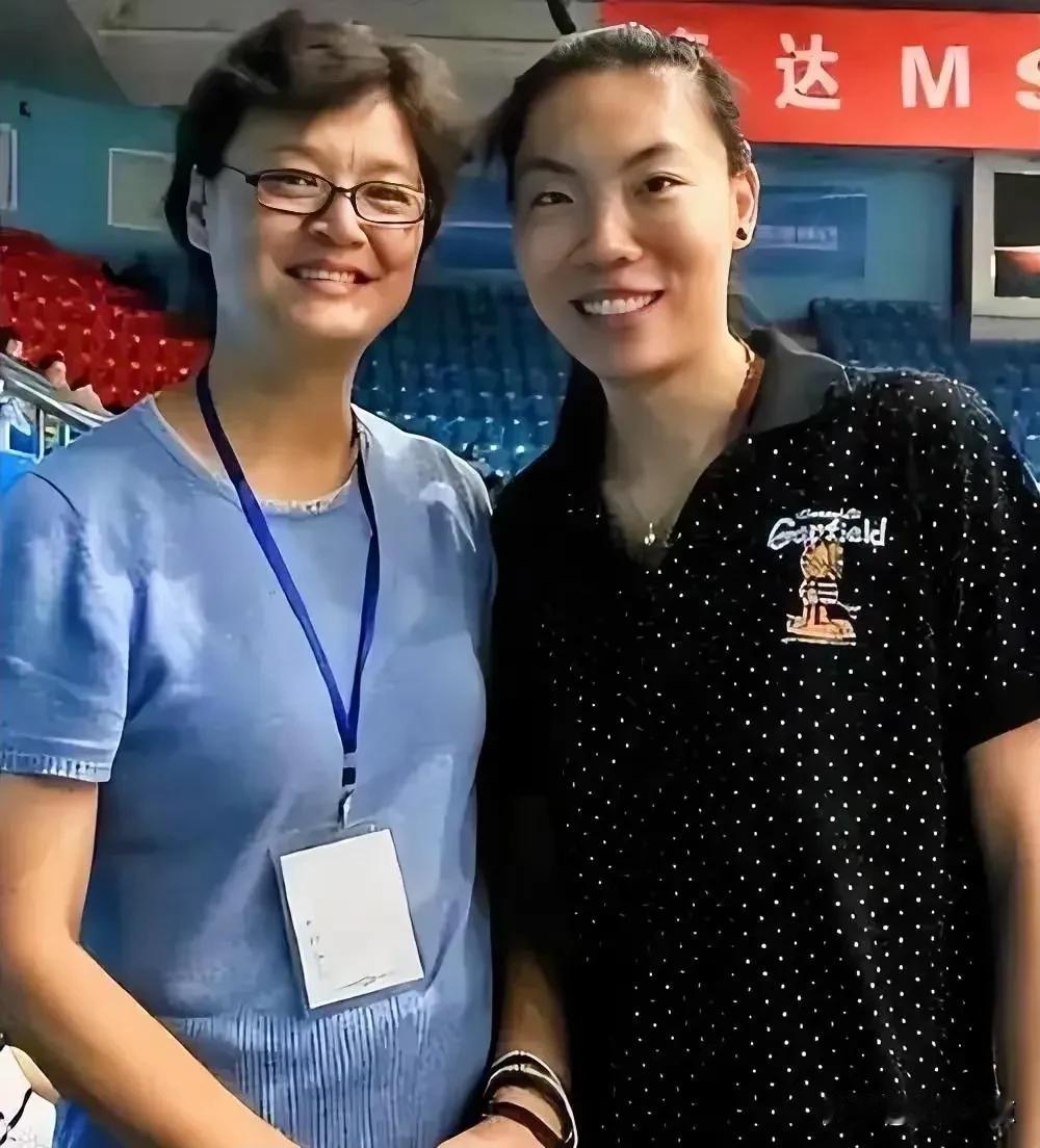 中国女排的的2位功臣同框。一个是八十年代“女排精神”的代表；一个是本世纪初雅典