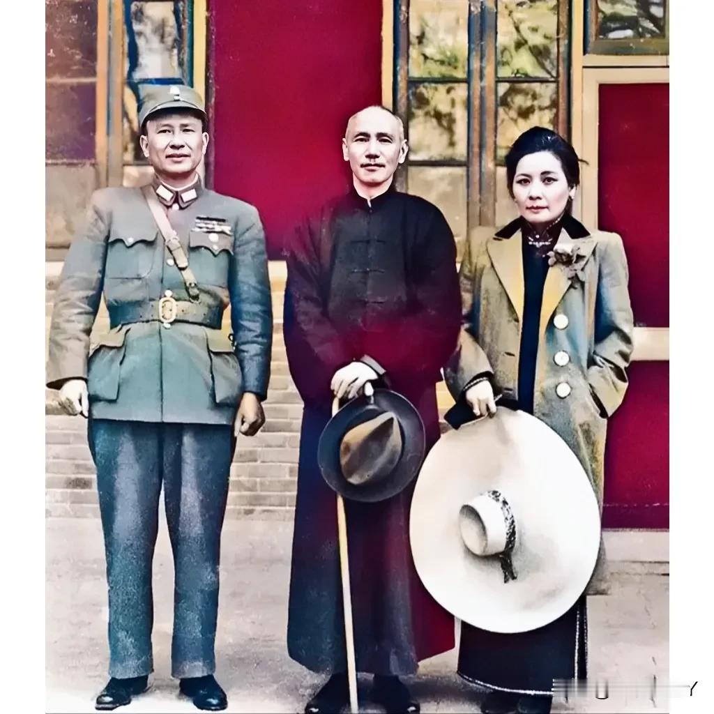 上世纪40年代中期，陕西临潼，“小诸葛”白健生与蒋中正夫妇二人的合影老照片