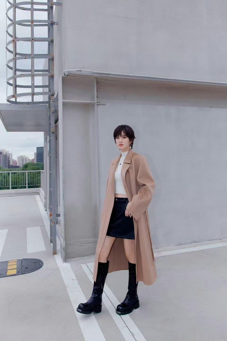 王安宇镜头下的姚安娜谁懂啊，这种照片才是有效同框！两个人笑得毫无偶像包袱，打闹起