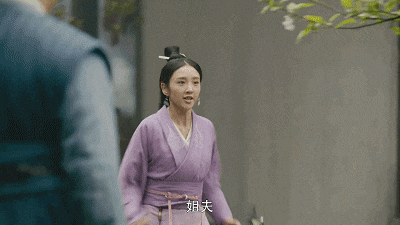 22岁凭《甄嬛传》走红, 曾受周星驰力捧, 吴秀波是她