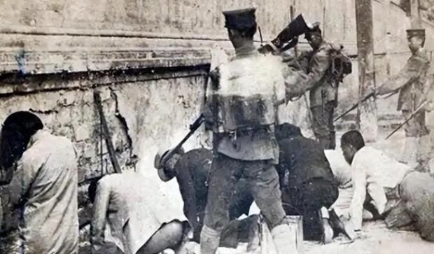 1937年，日军闯进红应村展开疯狂扫荡，他们强行拖拽出5位年迈妇人，将其剥个精光